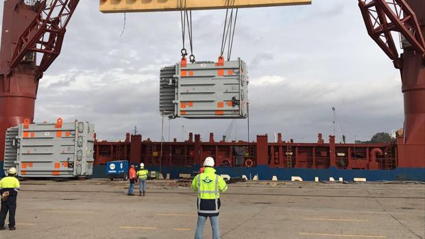 Embarque histórico de transformadores de ABB en el puerto de Sevilla