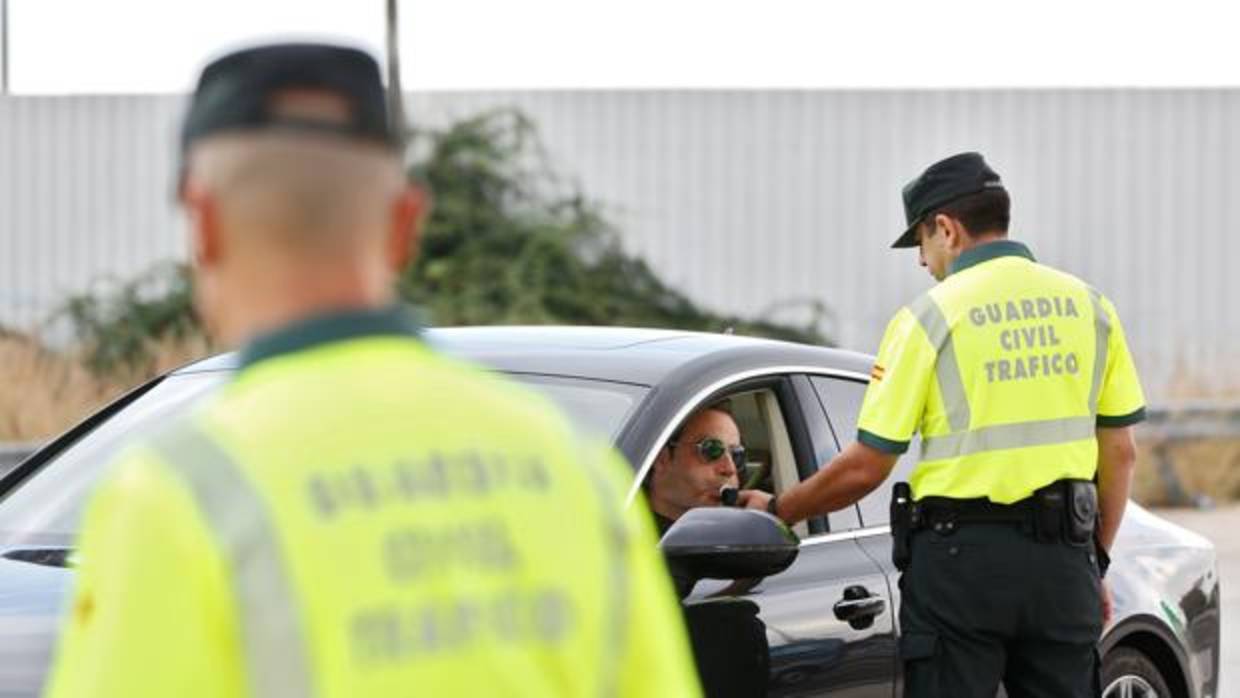 En una semana la Guardia Civil ha sancionado a 171 conductores en Sevilla por drogas o alcohol