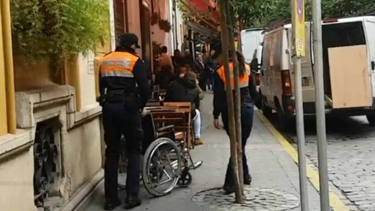 Miembros de Protección Civil enseñan los obstáculos del Casco Antiguo de Sevilla.