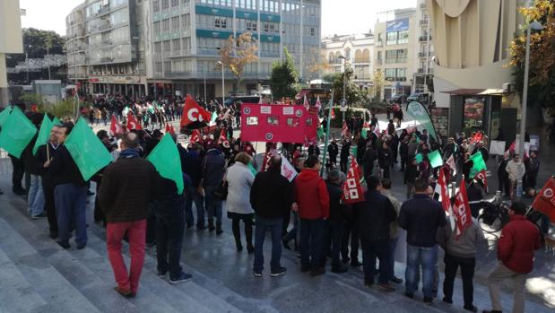 La plantilla de Tussam se manifiesta por el centro de Sevilla reclamando seguridad y avances en el convenio