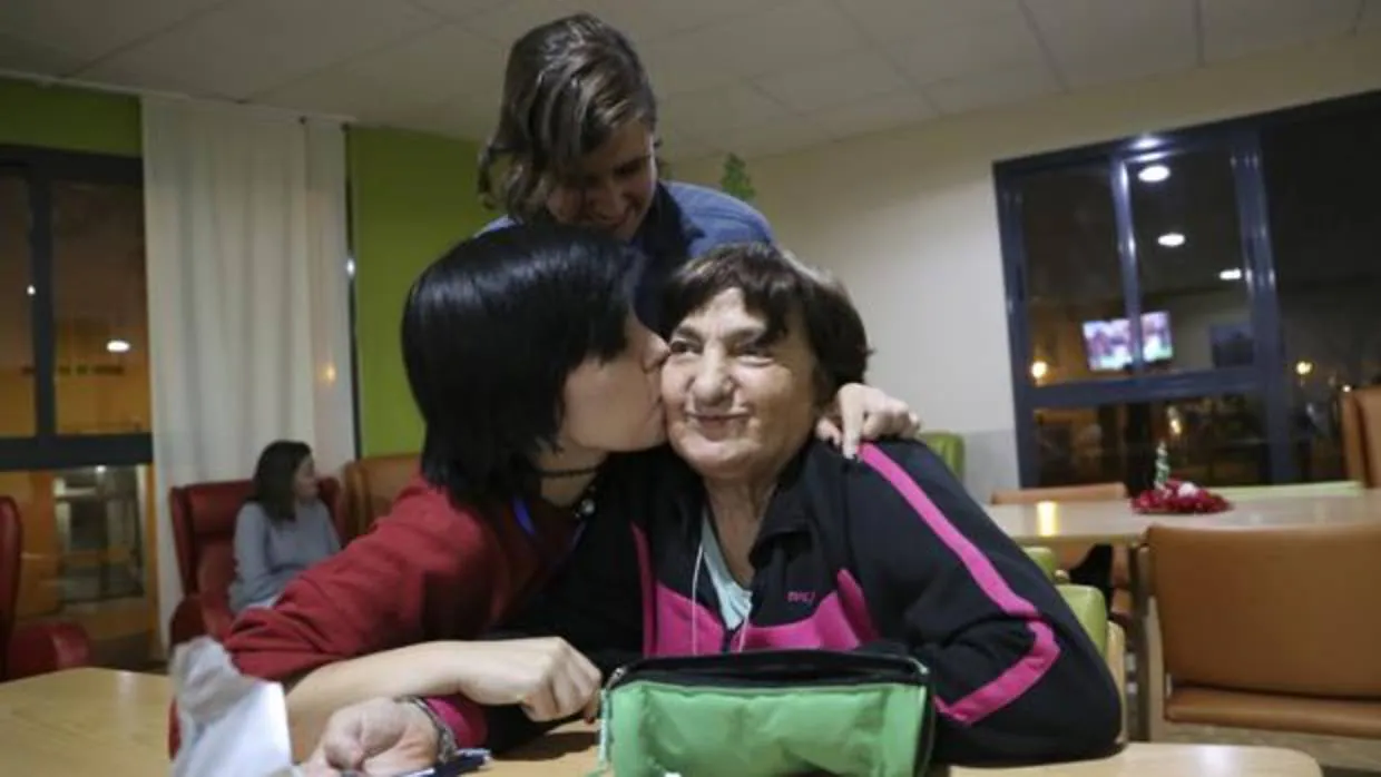 Esther y Vanessa se muestran cariñosas con Antonia, su abuela adoptiva