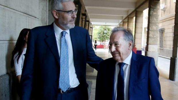 El empresario que simuló besar a Teresa Rodríguez pide su absolución y dice que estaba «embriagado»