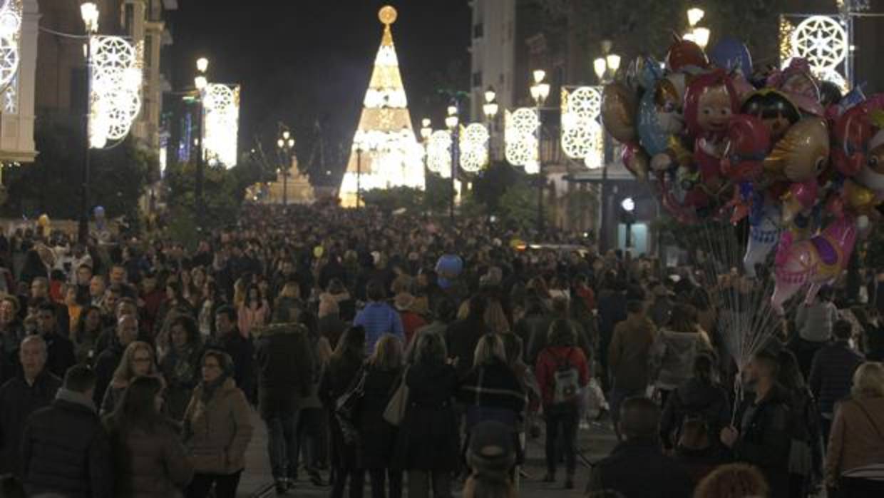 Imagen de la Avenida estos dias por las tardes sin el tranvía