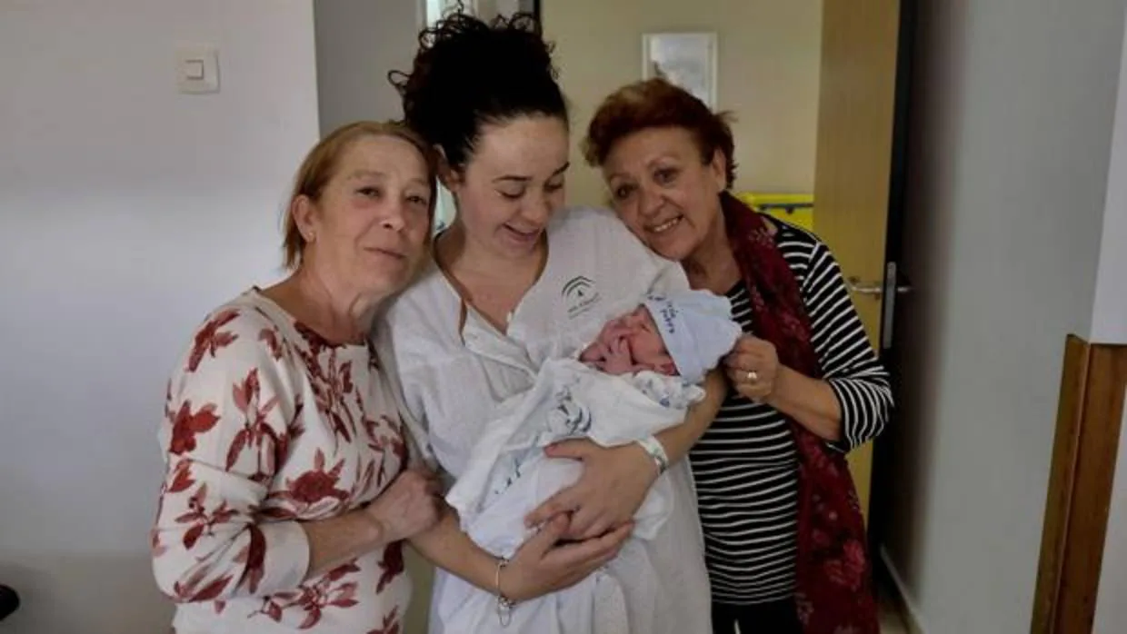 Pablo, el primer bebé nacido en Sevilla en 2018, con su madre, María Sillero, y sus abuelas, Conchi y Victoria