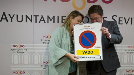Presentación de la placa de vado en el Ayuntamiento de Sevilla