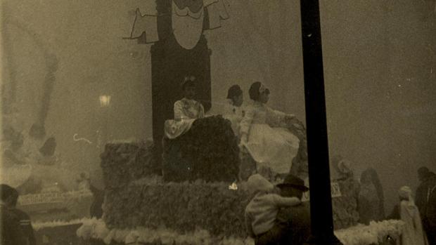 Cabalgata de Reyes Magos de Sevilla: así contó un joven Antonio Burgos el año de la niebla en 1966