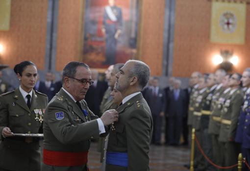 Imposición de la medalla por parte del teniente general
