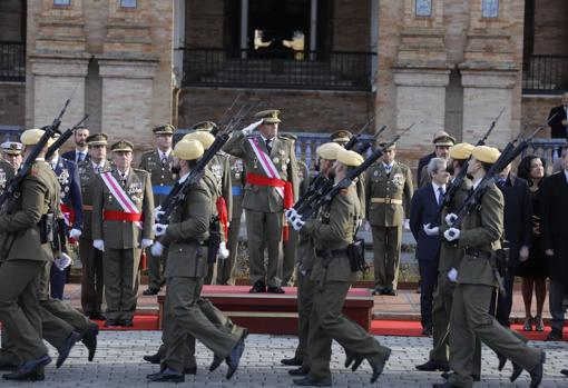 Desfile militar con el que ha comenzado la celebración de la Pascua
