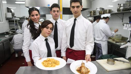 Varios alumnos de un centro de formación de hostelería