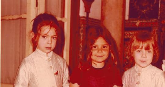 En la imagen, las hermanas Mar y Mila Montero -hijas de la diseñadora Lina- flanquean a Eugenia Martínez de Irujo en la casa que ha comprado Hotusa en la Judería