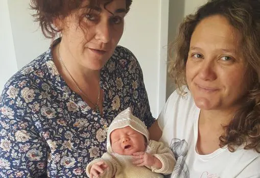 Carmen Molina y Ana María González, una pareja homosexual sevillana que tuvo a su primer hijo en noviembre de 2017 mediante fecundaciión in vitro