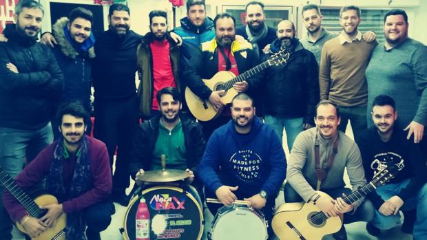 La comparsa de Pino Montano «El vendedor» debuta en el Carnaval de Cádiz con un aire muy flamenco