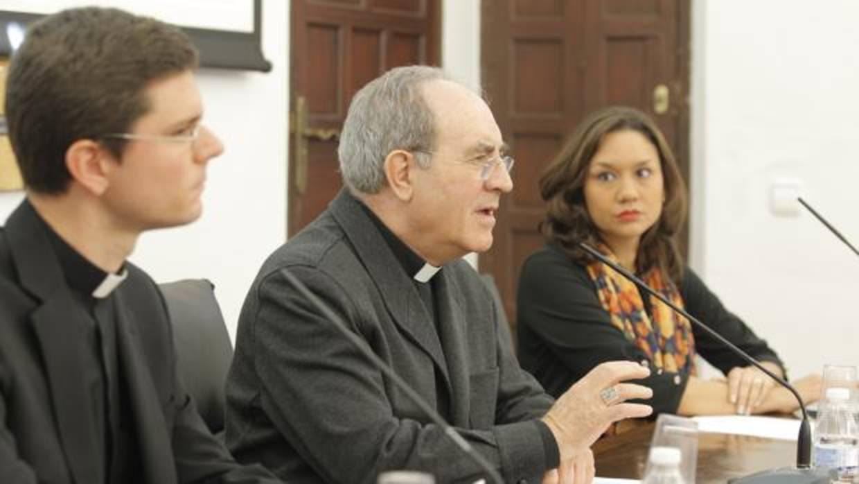 Manuel Jiménez, monseñor Asenjo y Olga Mathus durante la presentación del nuevo canal diocesano