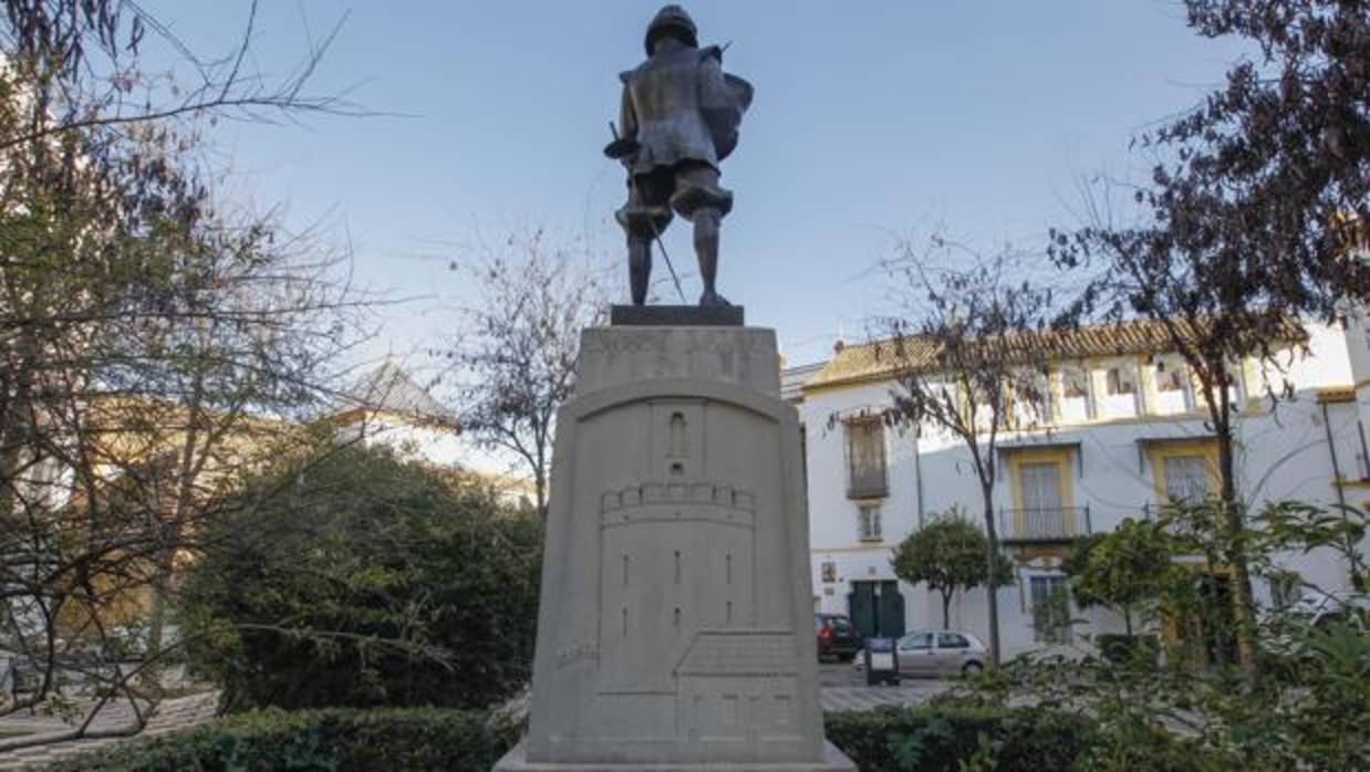 Estatua de Zurbarán en la Plaza de Pilatos. En el pedestal, la Torre de Espantaperros