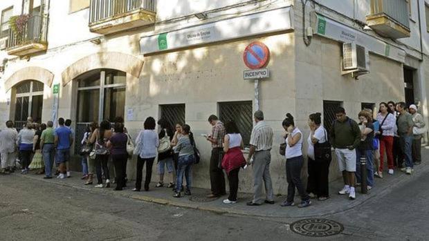 Fila de personas haciendo cola en las oficinas del SAE