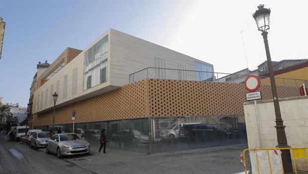 Edificio del arquitecto González Cordón en la calle Santander, junto a la Casa de la Moneda, un edificio que es monumento y Bien de Interés Cultural