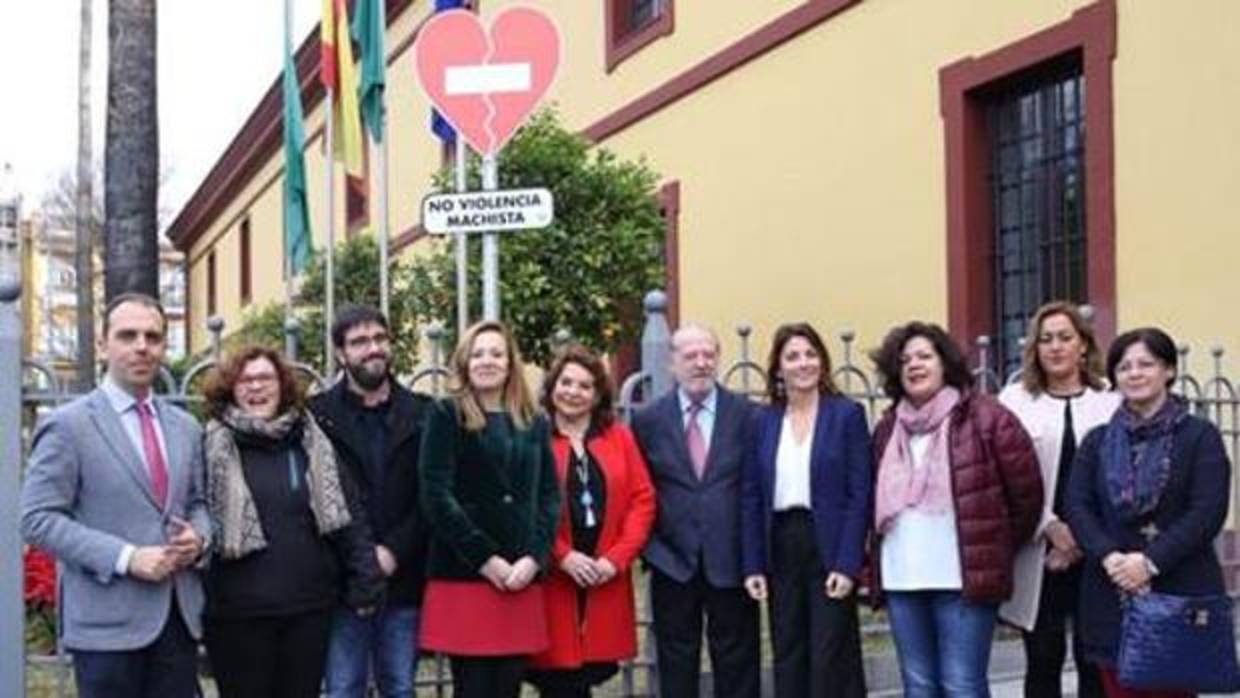 Puerta de la Diputación de Sevilla con la señal con forma de corazón que simula a la de prohibición