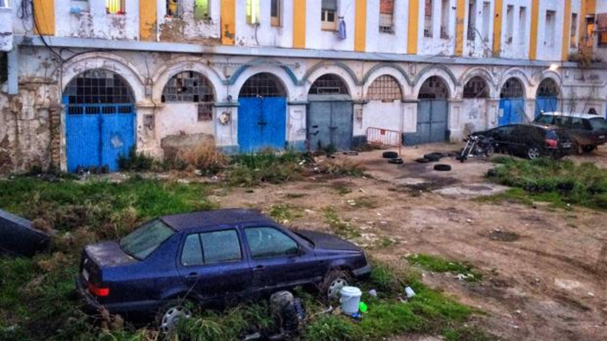 El edificio Pinillos se divide en dos parcelas simétricas y cuenta con este patio común interior