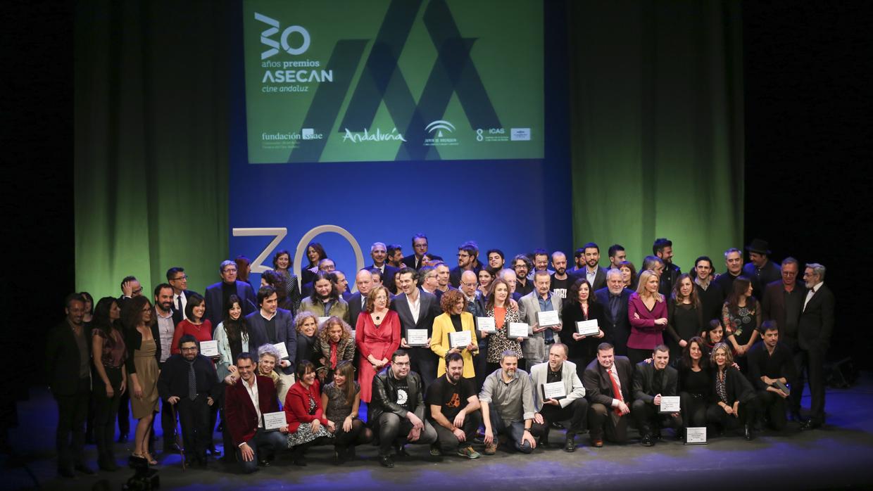 Foto de familia de los Premios Asecan entregados este sábado en el Teatro Lope de Vega de Sevilla