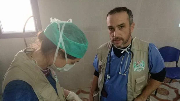 Un profesor sevillano lidera un proyecto de atención quirúrgica del pie en los campos de Tindouf