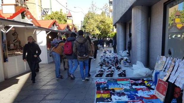 Los comerciantes de Sevilla exigen policías de paisano para acabar con los «top manta»