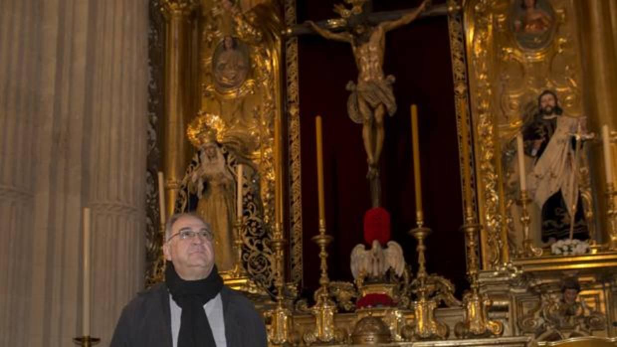 Reinaldo del Prette, arzobispo de Valencia, en Venezuela, ante el Cristo del Amor en el Salvador