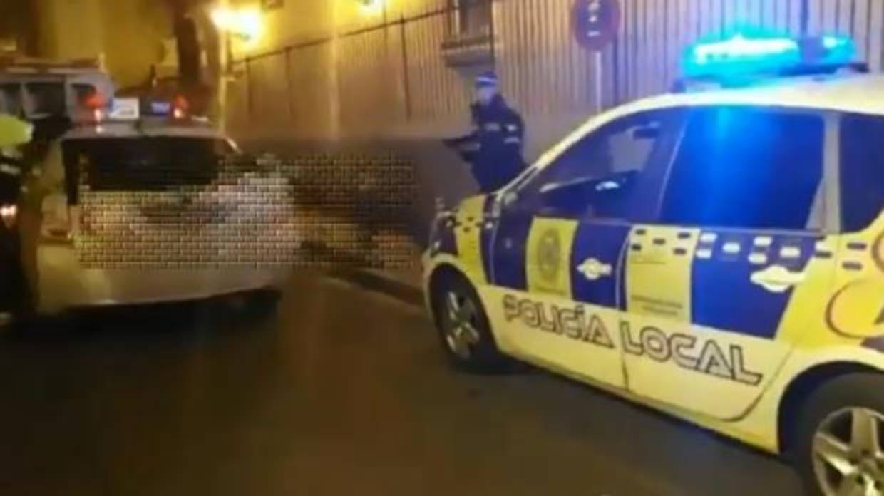 Captura de pantalla del vídeo en el que la Policía localiza a una taxista sin licencia