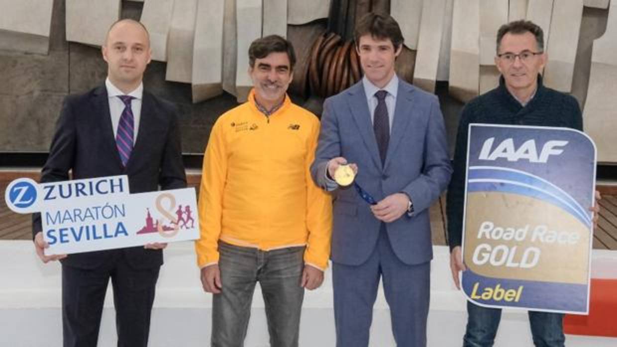 El delegado de Deportes, David Guevara, junto a José Manuel Roas, presenta la medalla conmemorativa de la cita