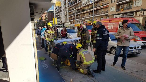 Continúa muy grave en la UCI la octogenaria herida por la caída de un soporte publicitario en Sevilla