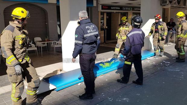 La ordenanza señala a la empresa del rótulo que hirió a una anciana en el barrio de Los Remedios de Sevilla