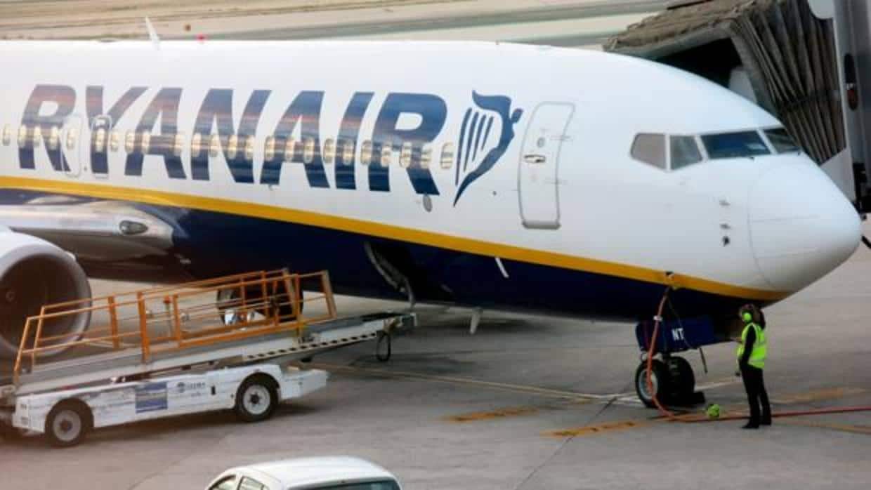 Un avión de Ryanair en el aeropuerto