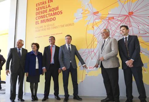 El consejero de Economía, junto al alcalde de Sevilla y los directivos de DHL