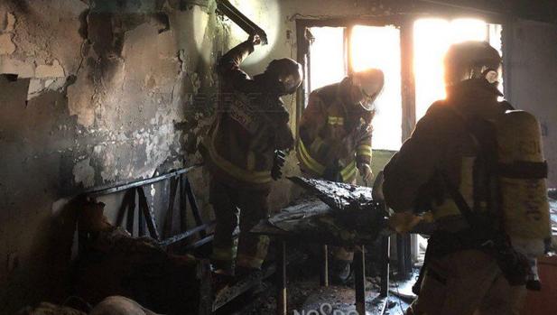 Rescatadas cinco personas y dos gatos en el incendio de una vivienda en Bellavista