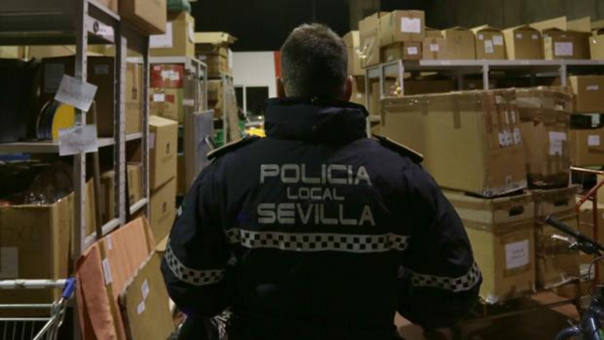 La Policía Local ha intervenido en un comercio de Nervión 500 fundas falsificadas de móviles y tabletas