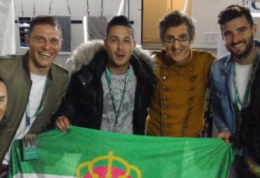 Ale Romero, maquillado para la función de «Tótem», junto a Joaquiín, Sergio León y Barragán, cuando acudieron al Circo del Sol