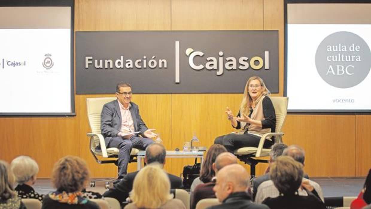 Francisco Robles y Luz Gabás durante la sesión celebrada este lunes en la Fundación Cajasol