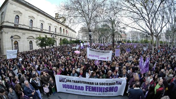 La celebración multitudinaria del 8M en Sevilla, en imágenes