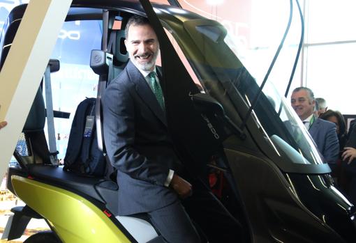 El Rey se ha subido al velocípedo eléctrico que la empresaa Torrot va a fabricar en Cádiz