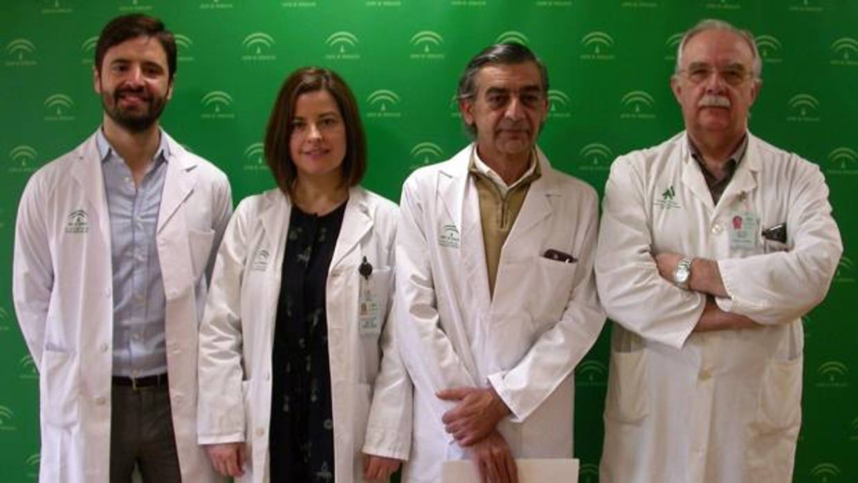 A la derecha el director de la unidad de gestión clínica de Cirugía General y Digestiva, doctor Pablo Martínez, acompañado de los tres cirujanos más implicados en esta técnica: los doctores Octavio Mulet, Esther Cáceres y Jesús Cañete