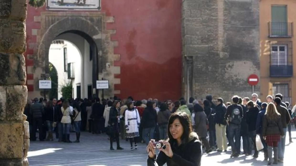 Cola de turistas ante la puerta del Real Alcázar de Sevilla