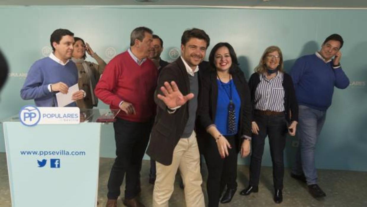 Beltrán Pérez, arropado por sus concejales y por Virgninia Pérez tras ser elegido candidato