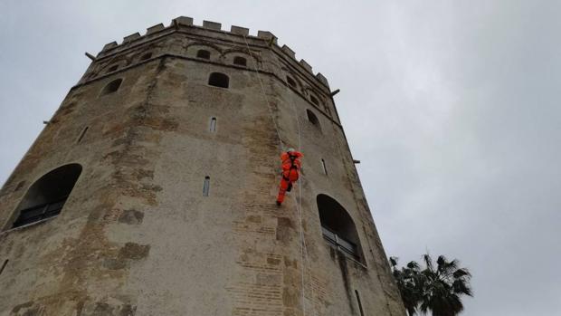 Así trabajan los Bomberos de Sevilla en un rescate