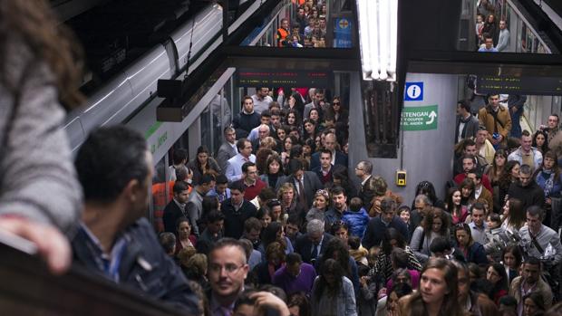 El metro de Sevilla ampliará los horarios y pondrá trenes dobles en Semana Santa