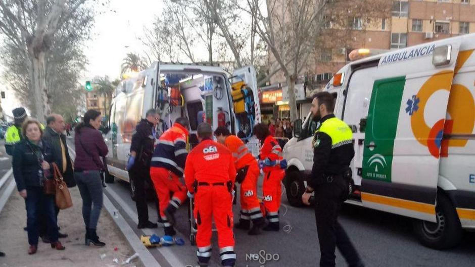 Dos policías locales estabilizan a una mujer que sufrió un infarto en la Gran Plaza de Sevilla