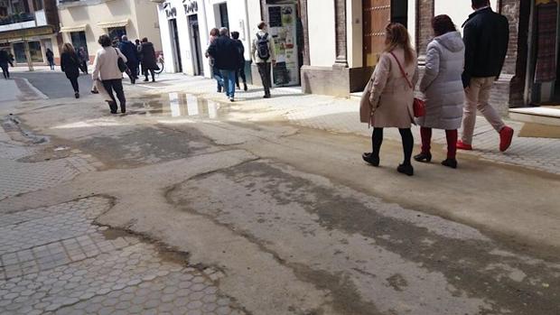 Así está la calle Amor de Dios por dónde debe pasar la Amargura