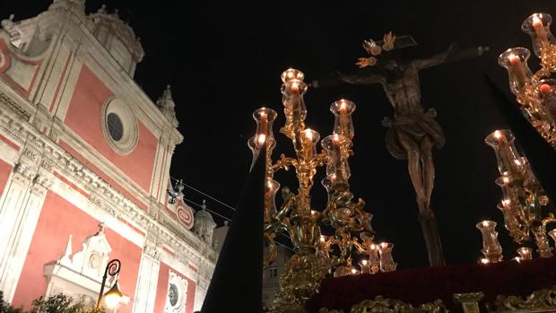 La salida del Cristo del Amor en una plaza del Salvador con luces del siglo XVII