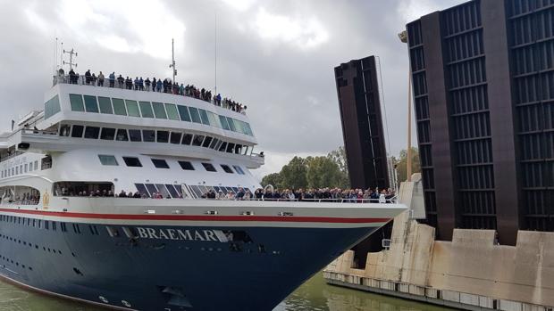 Llega a Sevilla el primer crucero de la temporada