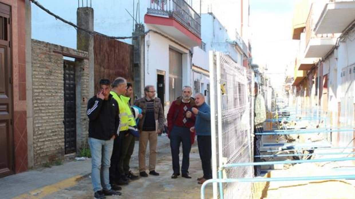 Responsables municipales y vecinos en una visita a una de las zonas afectadas por la obras