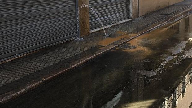 Una fuga de agua provoca el corte de la calle San Vicente en Sevilla