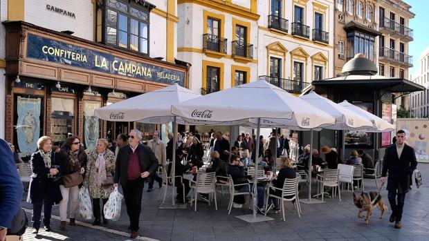 Los hosteleros de Sevilla reclamarán en los tribunales las pérdidas por el recorte de veladores